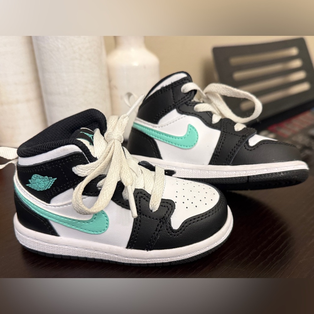 Air Jordan 1 Retro Green Glow Black White Mint Sneakers Boys Size 6C Nike